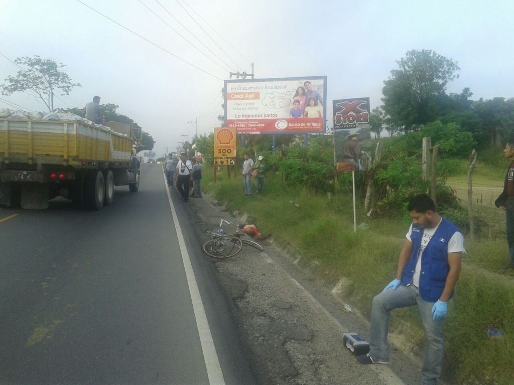 Autoridades recaban información acerca de muerte de ciclista en la cabecera de Chiquimula. (Foto Prensa Libre: Edwin Paxtor)