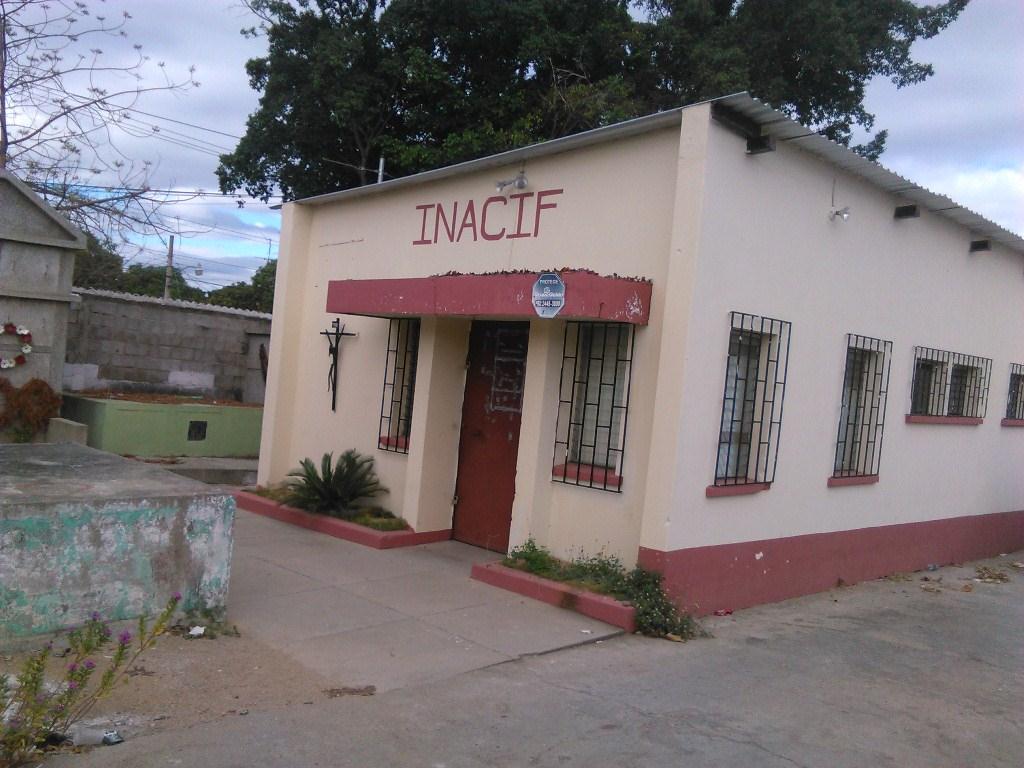 Fachada de la morgue de Chiquimula a donde fueron trasladaron los dos cadáveres. (Foto Prensa Libre: Edwin Paxtor)