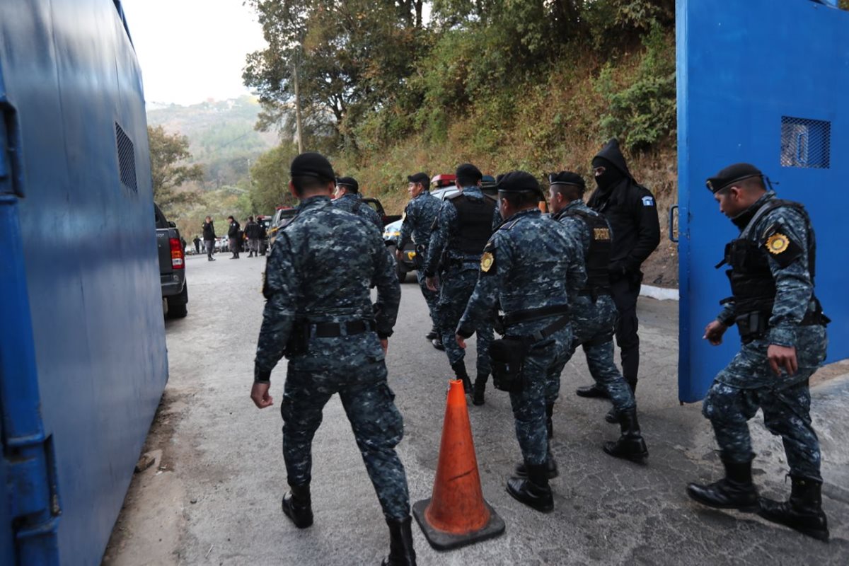 Agentes de la PNC efectuaron una requisa en el Preventivo de la zona 18, donde hallaron armas y objetos ilícitos el lunes 24 del año en curso. (Foto HemerotecaPL)