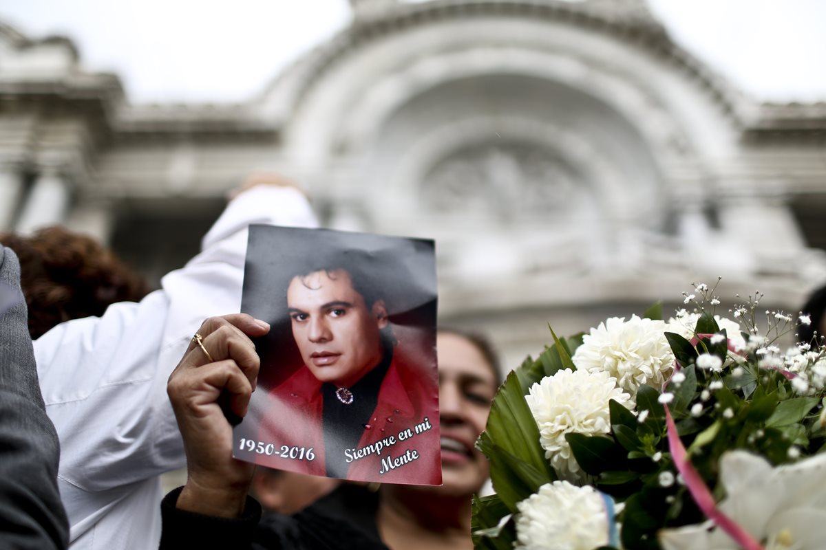 Juan Gabriel fue homenajeado el fin de semana en Ciudad Juárez, este lunes será recordado en Ciudad de México. (Foto Prensa Libre: AFP)