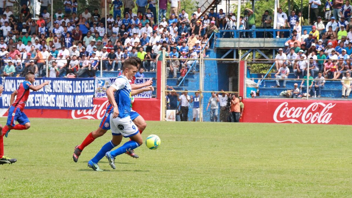 Suchitepéquez puso en problemas a la defensa de Xelajú MC. (Foto Prensa Libre: Cristian Soto)