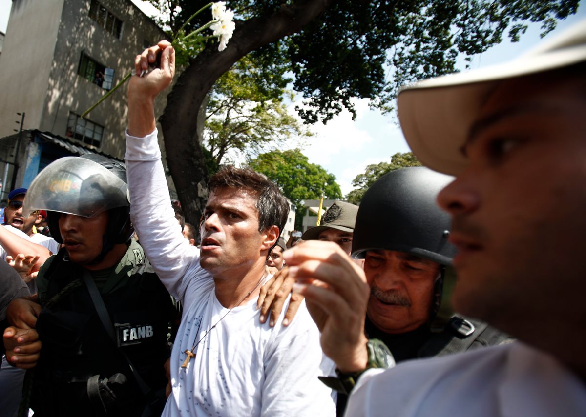 Leopoldo Lopez, cuando fue detenido en febrero del 2014. El líder opositor ya cumplió 19 meses en prisión. (Foto Prensa Libre: AP).