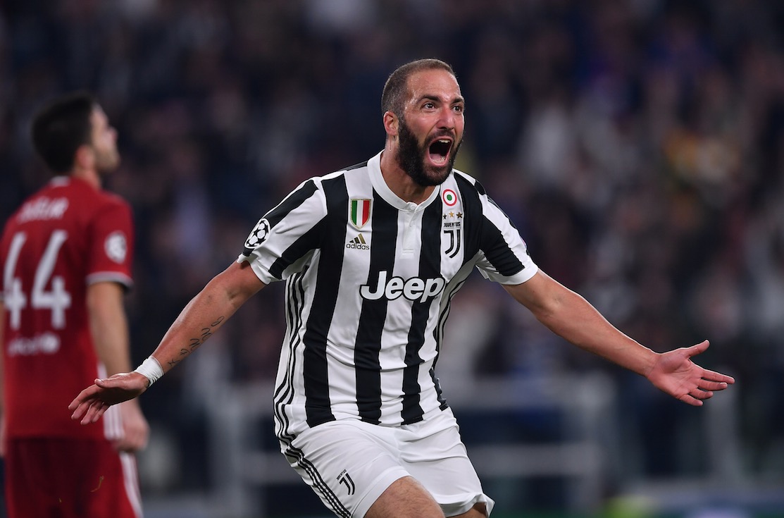 El argentino Gonzalo Higuaín anotó el primer gol en la victoria de la Juventus contra el Olympiacos (2-0). (Foto Prensa Libre: AFP)