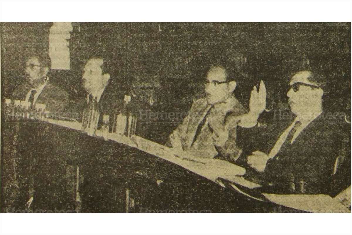 El diputado Hall Lloreda pide la palabra; a la izquierda, el parlamentario Gonzalo Perfecto López Cifuentes,  durante la interpelación del ministro de Hacienda y Crédito Público Manuel Bendfeldt Jáuregui. Imagen del 28/9/1961 (Foto: Hemeroteca PL)