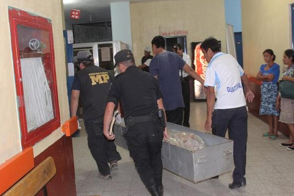 Autoridades sacan el cadáver hacia la morgue. (Foto Prensa Libre: Felipe Guzmán)<br _mce_bogus="1"/>