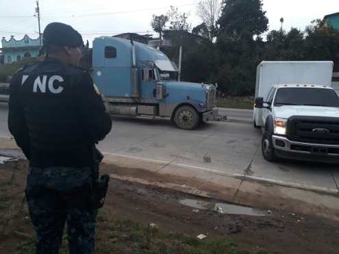 Más de US$1 millón fueron decomisados en un tráiler interceptado por la PNC en un tramo de la ruta Interamericana, en Quiché.