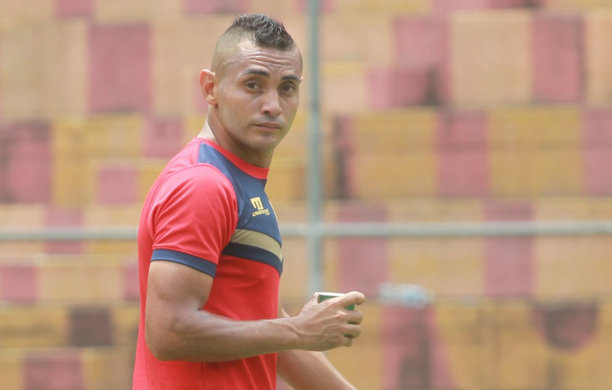 Edi Danilo Guerra se hidrata durante el entrenamiento de Municipal (Foto Prensa Libre: Eddy Recinos)