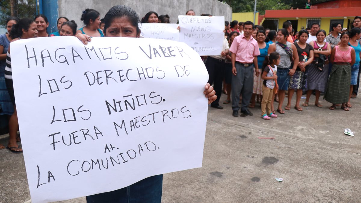 Padres protestan frente a la  escuela Rural Mixta Luis Francisco Cifuentes Aguirre en  la  Aldea Pecul, Pueblo Nuevo, Suchitepéquez. (Foto Prensa Libre: Cristian Soto)