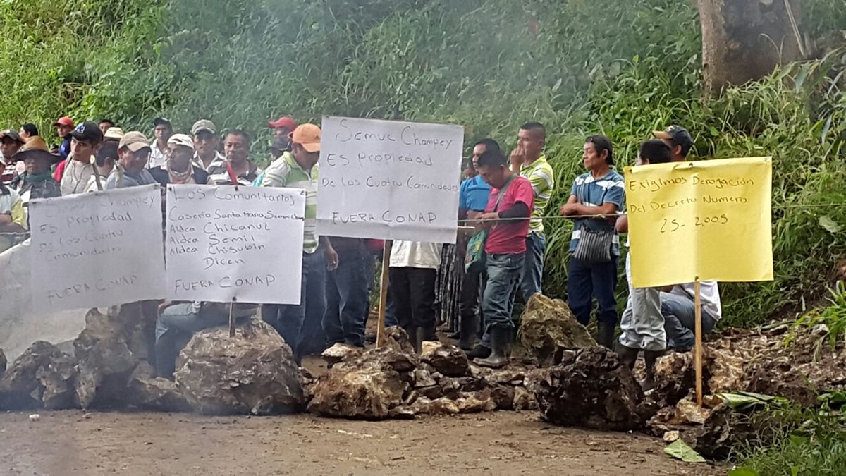 Pobladores de Lanquín impiden entrada al sitio turístico Semuc Champey y exigen pago por ingreso de turistas. (Foto Prensa Libre: Eduardo Sam)