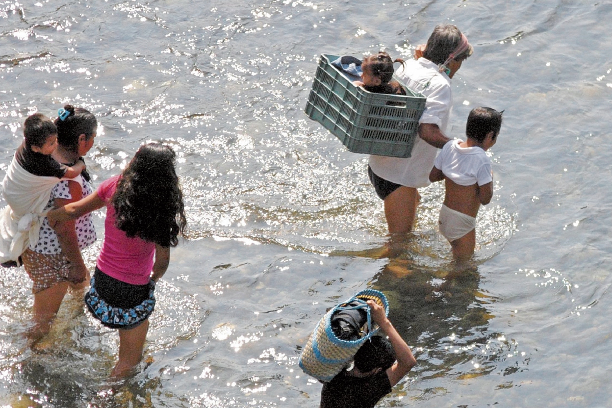 Muchos menores cruzan el río Suchiate, en la frontera entre Guatemala y México, en su viaje hacia Estados Unidos. (Foto Prensa Libre: Édgar O. Girón)