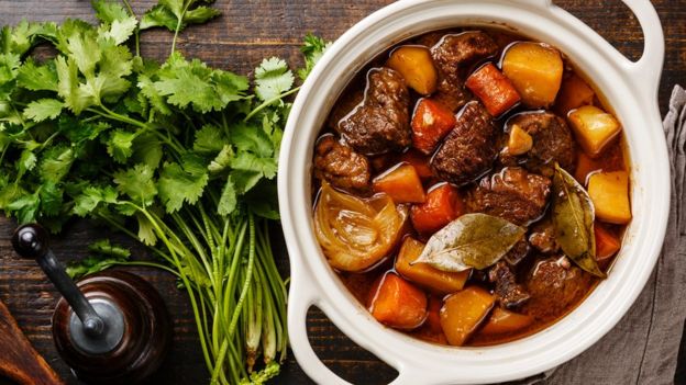 Los platos con carnes y salsas, como los estofados y sancochos, generalmente saben mejor al día siguiente.  (Foto Prensa Libre: Getty Images)