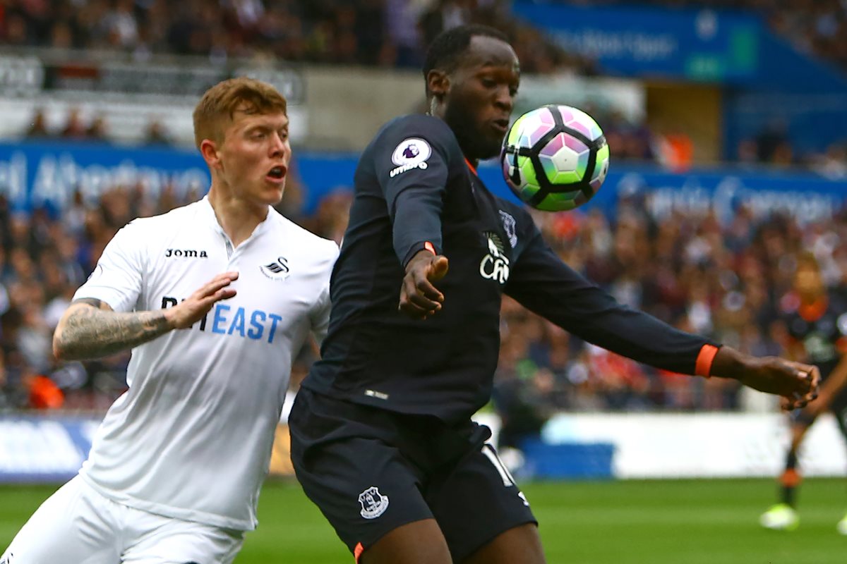 Lukaku se encuentra cerca de ganar el título de goleo de la Premier League. (Foto Prensa Libre: AFP).