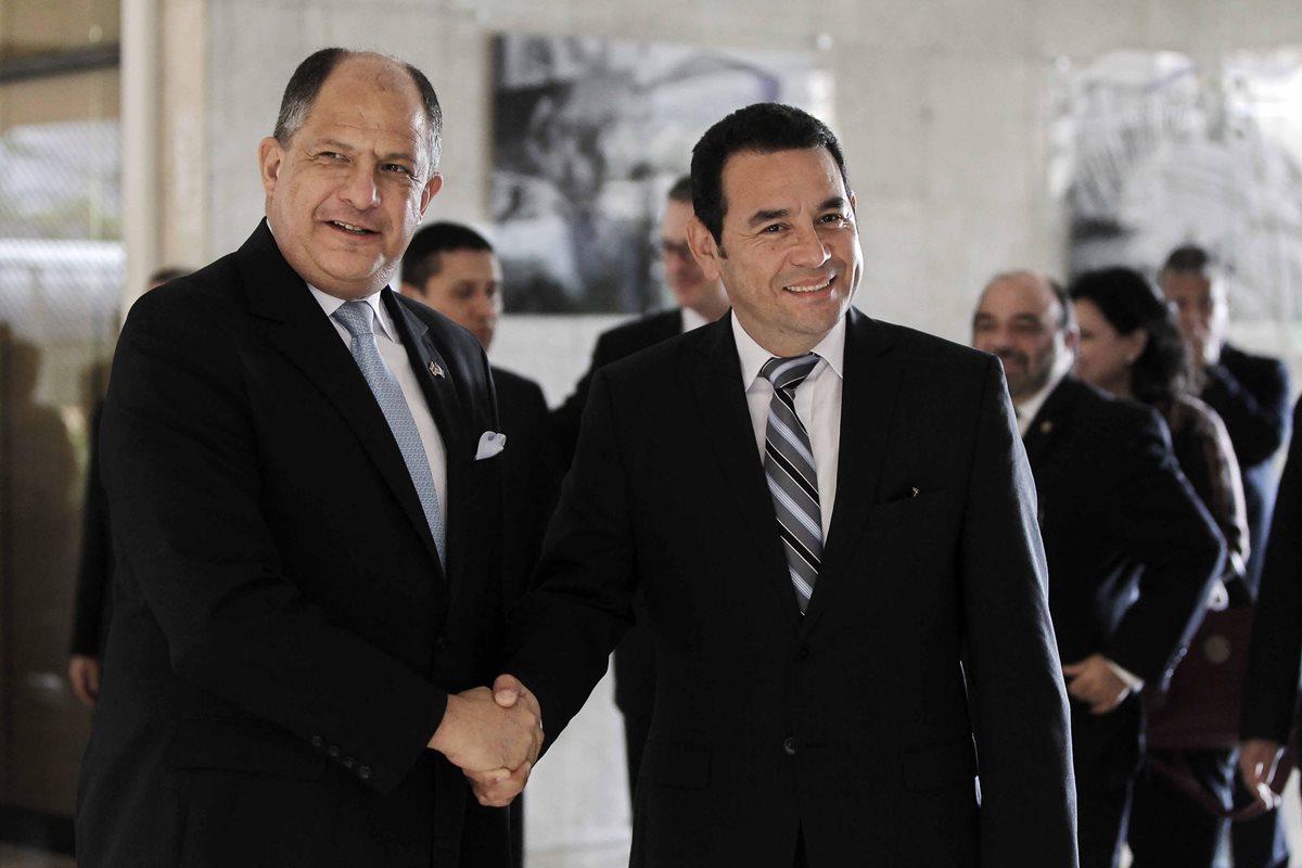 El presidente de Costa Rica Luis Guillermo Solís saluda al presidente electo de Guatemala Jimmy Morales. (Foto Prensa Libre: Agencia EFE)