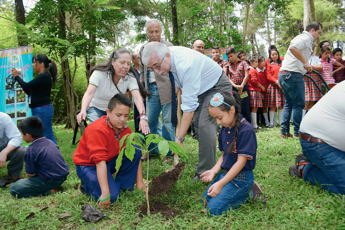 Autoridades  del Maga, Inab, Conap y entidades privadas, oficializaron el programa de reforestación 2015, durante la conmemoración del día del árbol. (Foto Prensa Libre: Cortesía Maga)