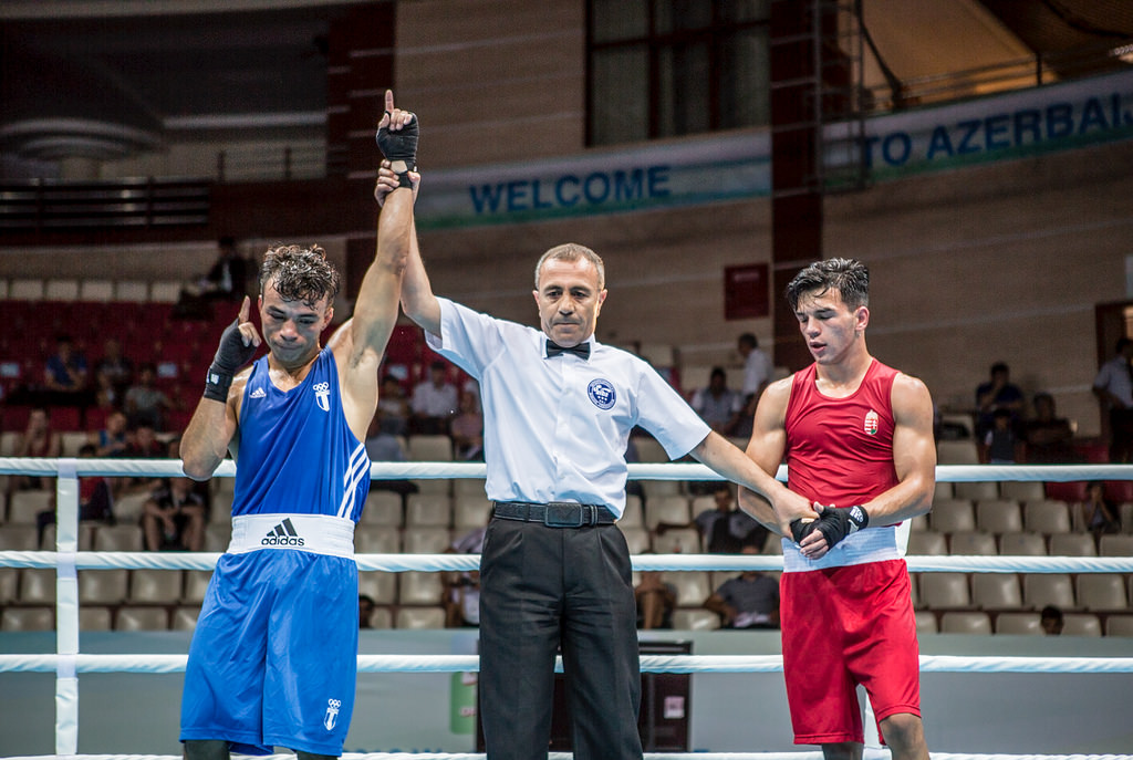 Juan Reyes (izquierda), ganó su primer combate contra el húngaro Sandor Tar. (Foto Prensa Libre: Cortesía COG).