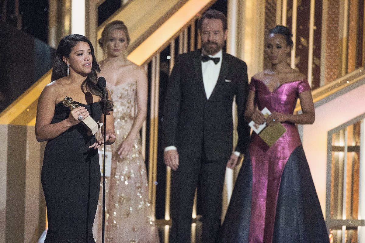 La actriz  estadounidense Gina Rodríguez recoge el galardón a la Mejor actriz de comedia por su papel en la serie de televisión Jane the Virgin durante la 72 edición de los Globos de Oro 2015, ella al igual que muchos actores  lucen impecables en el escenario, pero atrás de ellos hay un equipo de estilistas y asesores de imagen que brindan el apoyo. (Foto Prensa Libre EFE)