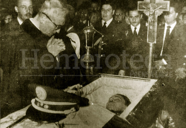 El Arzobispo Rossell y Arellano observa el cadáver de Castillo Armas en su féretro. (Foto: Hemeroteca PL)