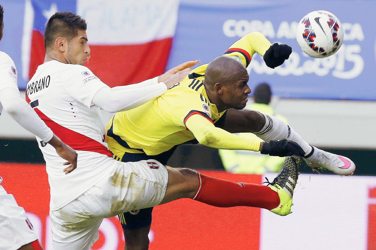 El defensa colombiano Pablo Armero (dch) y el defensa peruano Carlos Augusto Zambrano, durante el partido Colombia-Perú, del Grupo C de la Copa América de Chile 2015 (Foto Prensa Libre:EFE)