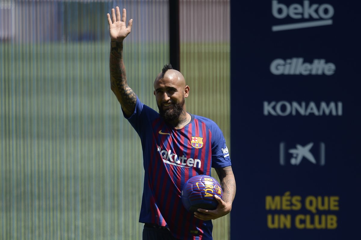 Barcelona's new player Chilean midfielder Arturo Vidal poses during his official presentation at the Camp Nou stadium in Barcelona on August 6, 2018. / AFP PHOTO / Josep LAGO