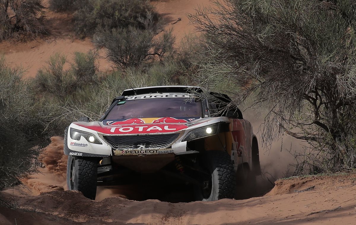 El piloto francés Sebastien Loeb y su copiloto monegasco Daniel Elena conducen el Peugeot 3008 DKR del Team Peugeot Total. (Foto Prensa Libre: EFE)