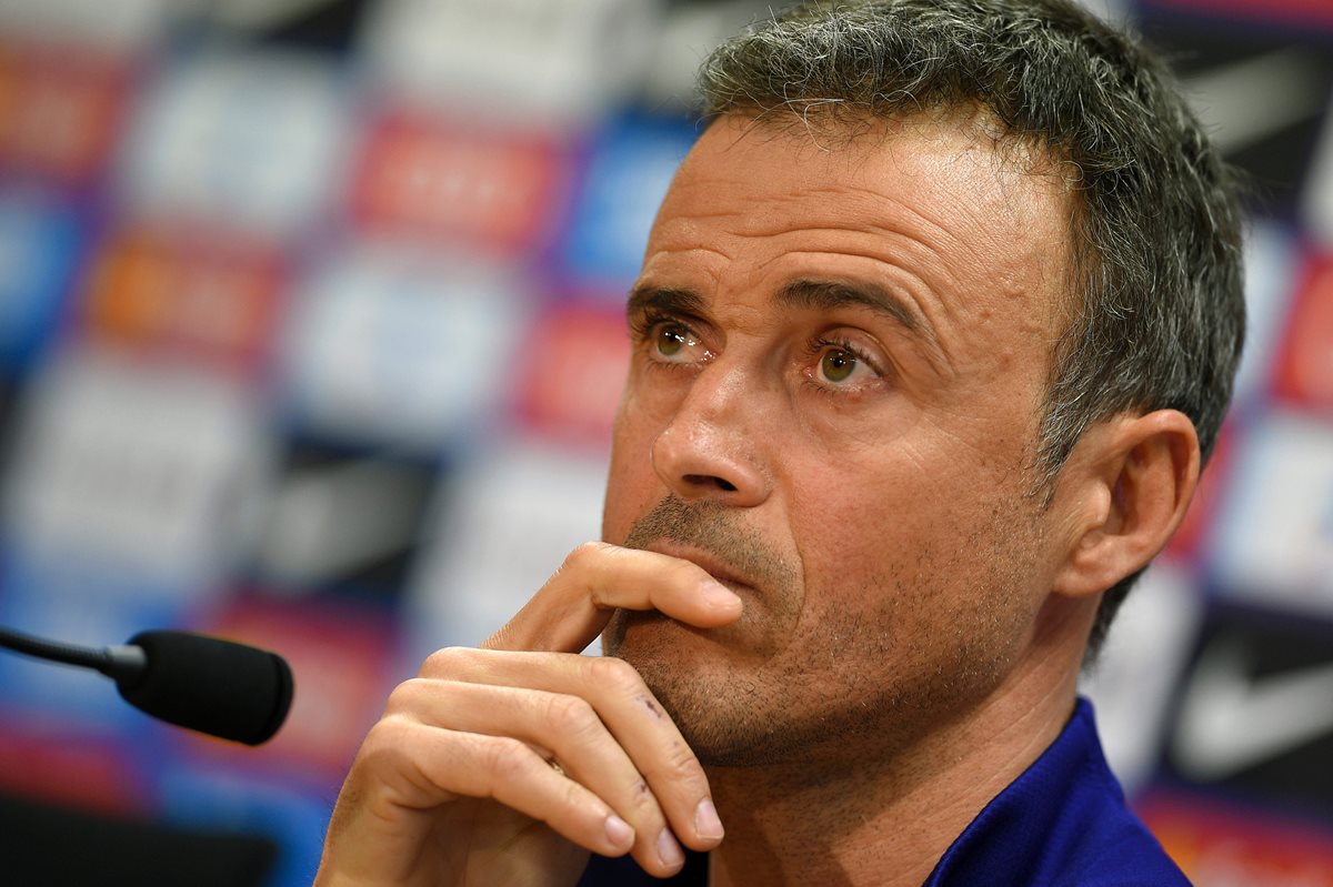 El técnico del Barcelona, Luis Enrique asegura que no podría pensar en hacer modificaciones en su juego. (Foto Prensa Libre: AFP)