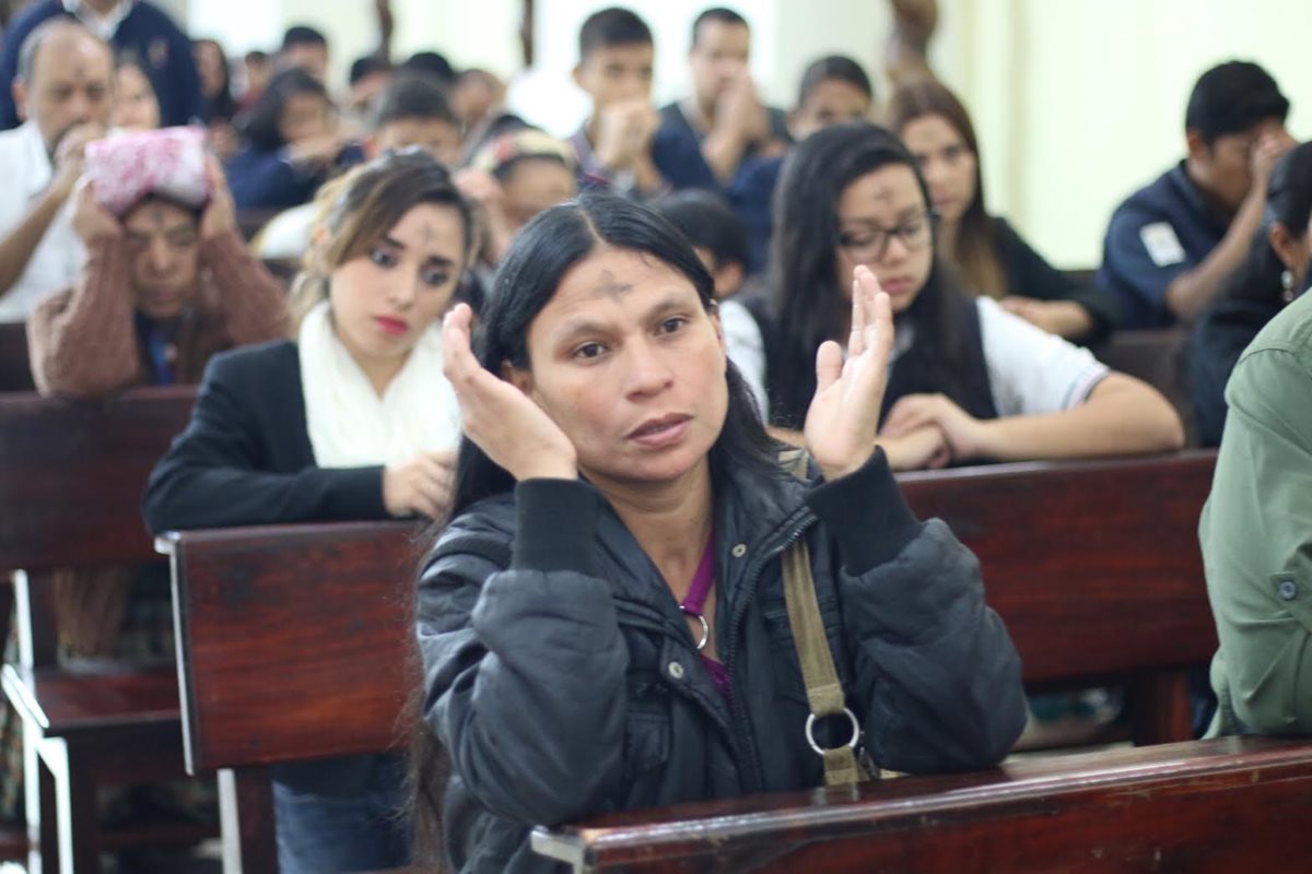 Fieles participan en misa en la catedral de Cobán. (Foto Prensa Libre: Eduardo Sam).