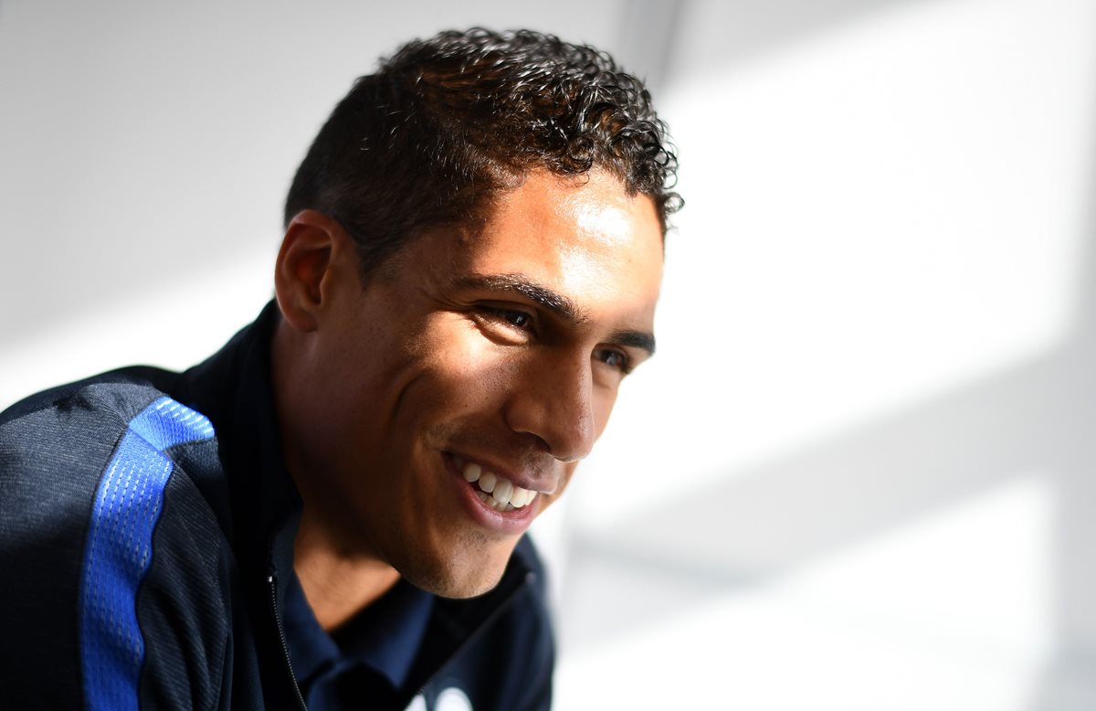 Raphael Varane, a base de esfuerzo y talento, se ha convertido en uno de los mejores defensores de la historia del Real Madrid. (Foto Prensa Libre: AFP)