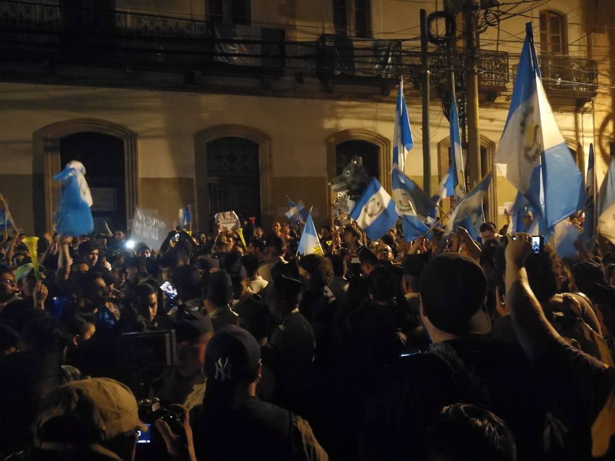 Cae la noche y las protestas continuan