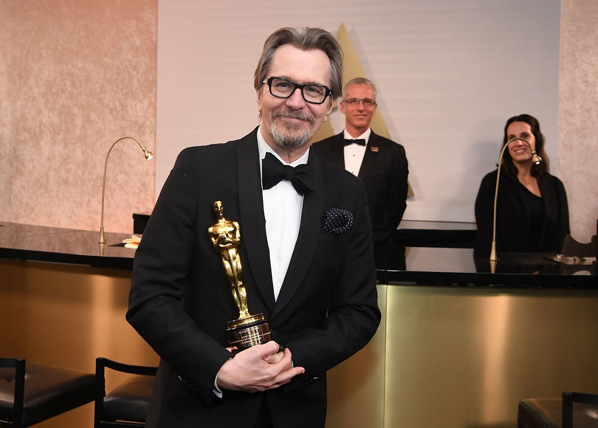 El actor británico Gary Oldman luego de recibir el Óscar a mejor actor por su trabajo en la película "Las horas más oscuras", donde interpreta a Sir Winston Churchill. (Foto Prensa Libre: AFP).