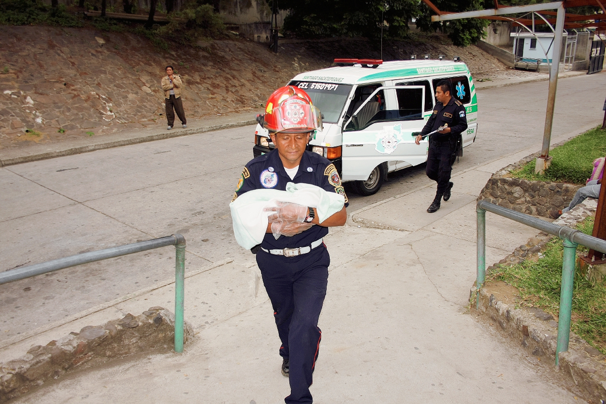 Socorrista traslada al recién nacido al Hospital Nacional de Antigua Guatemala. (Foto Prensa Libre: Renato Melgar)