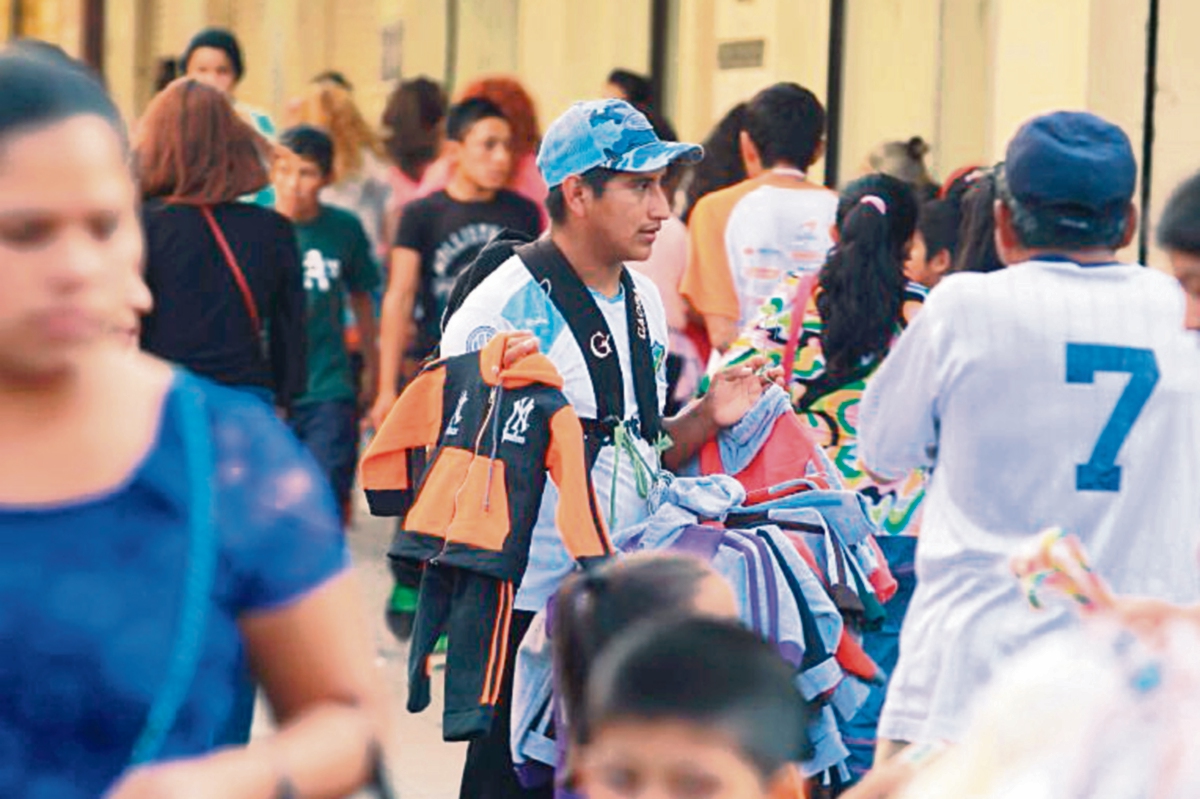 trabajo por cuenta propia se incrementa durante la época navideña. (Foto Prensa Libre: Álvaro Interiano)