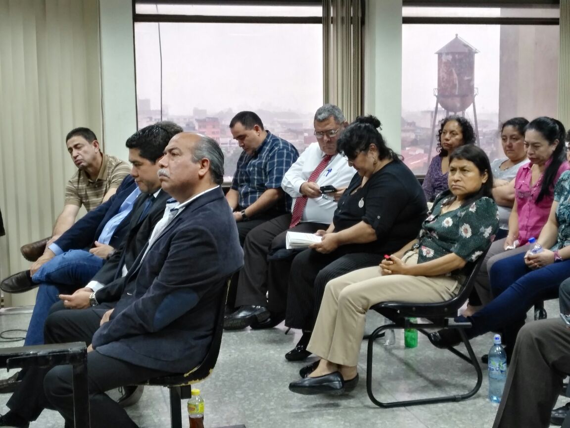 Implicados en caso IGSS Pisa durante audiencia en Tribunal Undécimo Penal. (Foto Prensa Libre: La Red)