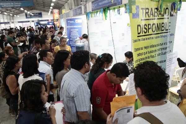 Jóvenes buscan  empleo, por lo que entregan sus hojas de vida y se van con la esperanza de obtener alguna de las ofertas laborales de la feria.