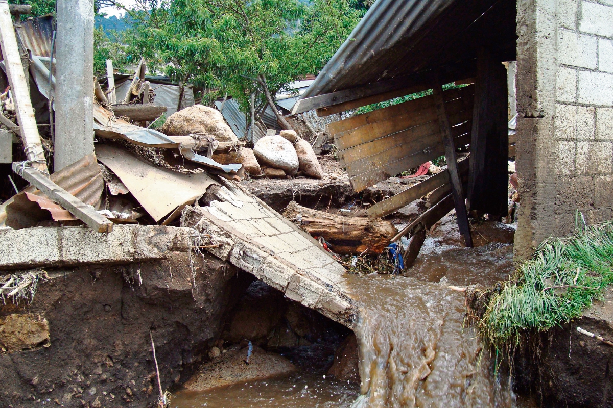 En el 2010, inundaciones causaron daños en varias viviendas en la colonia La Giralda, Tecpán Guatemala, Chimaltenango.