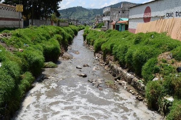 La planta La Cipresada (Izq.) en la zona 8 altense,  trata aguas servidas de 250 hogares. El resto las  desfoga en los ríos,  como en El Seco (inserto).