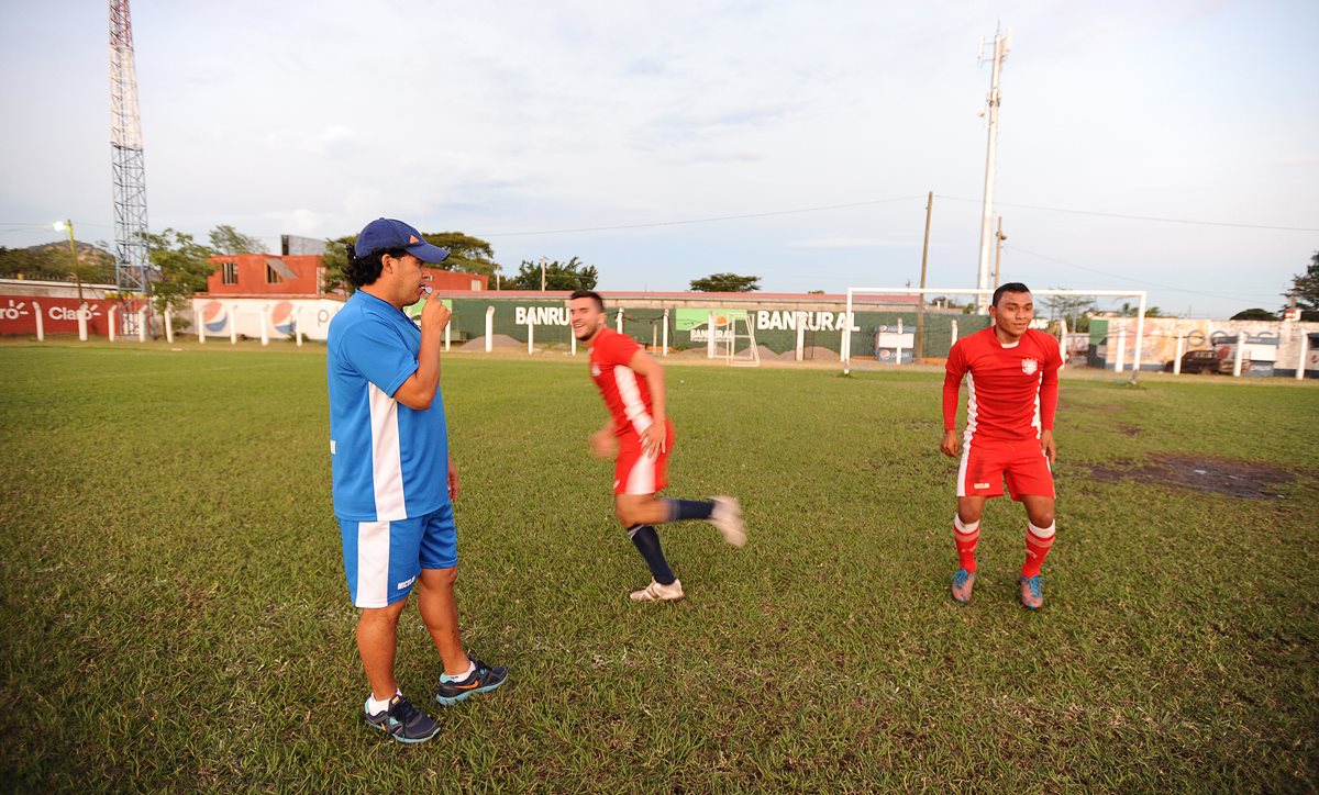 Sergio Guevara, técnico de Mictlán, trabajo en la semana pensando en el partido contra Municipal. (Foto Prensa Libre: Hemeroteca PL).