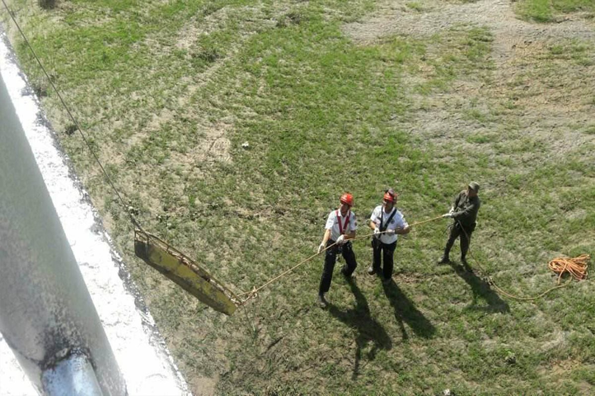 Socorristas rescatan los cadáveres que fueron localizados en las riberas del río Suchiate, en la aduana 2. (Foto Prensa Libre: Whitmer Barrera)