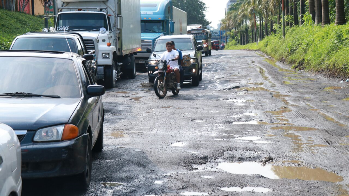 Largas filas de vehículos se han formado en la ruta al Pacífico. Pobladores de Cuyotenango protestan por mal estado de esa ruta. (Foto Prensa Libre: Cristian Icó)