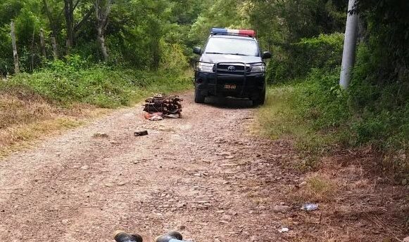 El hecho ocurrió en la calle de terracería del caserío El Chilar, aldea de Santa Elena, Chiquimula. (Foto Prensa Libre: Mario Morales)