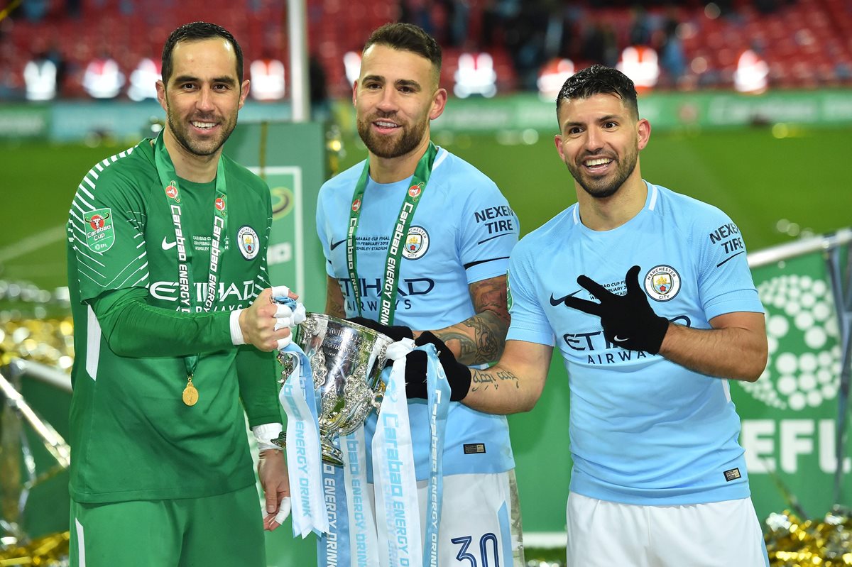 Bravo, Otamendi y Agüero muestran con orgullo el trofeo de campeones de la Copa de la Liga. (Foto Prensa Libre: AFP)