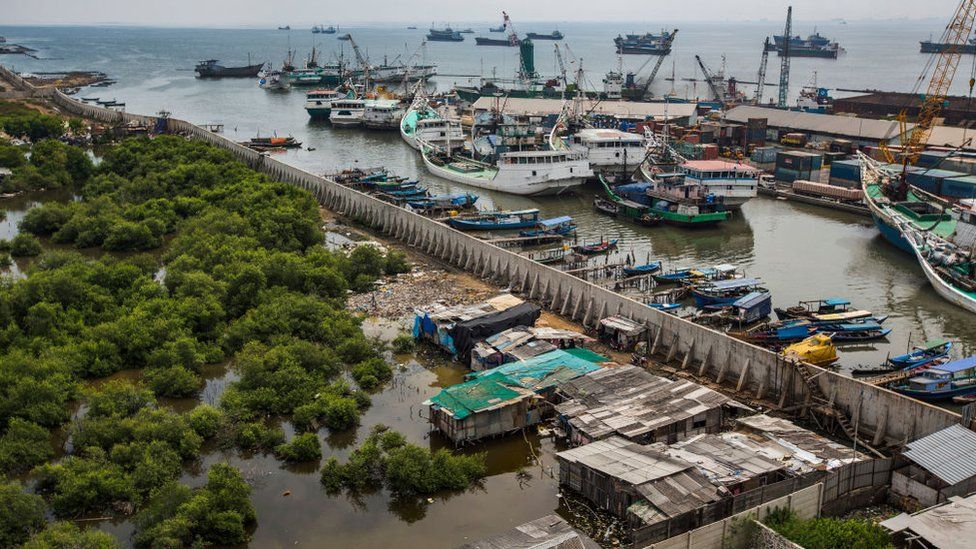 El espolón pretende mitigar las inundaciones graves de la ciudad. (AFP)