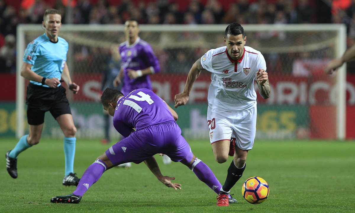 Vitolo en el partido del fin de semana que el Sevilla le ganó al Real Madrid 2-1 en el Sánchez Pizjuán. (Foto Prensa Libre: AP)