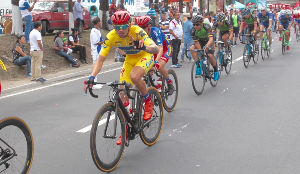 Román Villalobos saluda a los guatemaltecos en el circuito del Anillo Periférico. (Foto Prensa Libre: Norvin Mendoza)