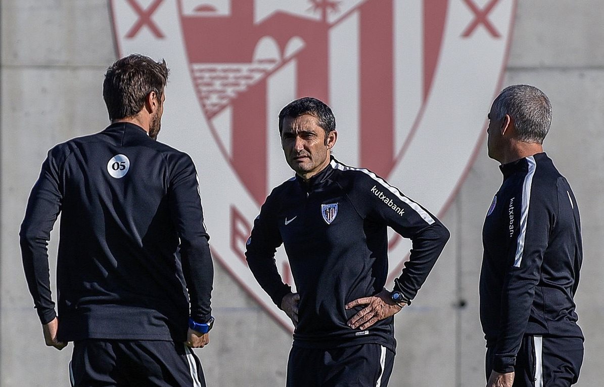 El entrenador del Athletic de Bilbao, Ernesto Valverde (c), habla con otros técnicos durante la sesión de entrenamiento que el Athletic de Bilbao. (Foto Prensa Libre:EFE)
