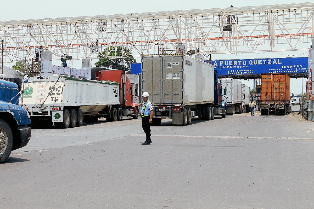 Transportistas hacen fila en Puertuaria Quetzal, Escuintla, para ser atendidos por trabajadores de la SAT. (Foto HemerotecaPL)