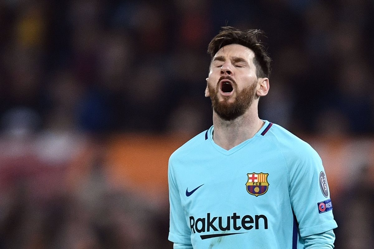 Lionel Messi reacciona luego de no poder apoyar a su equipo en el duelo frente a la Roma. (Foto Prensa Libre: AFP)
