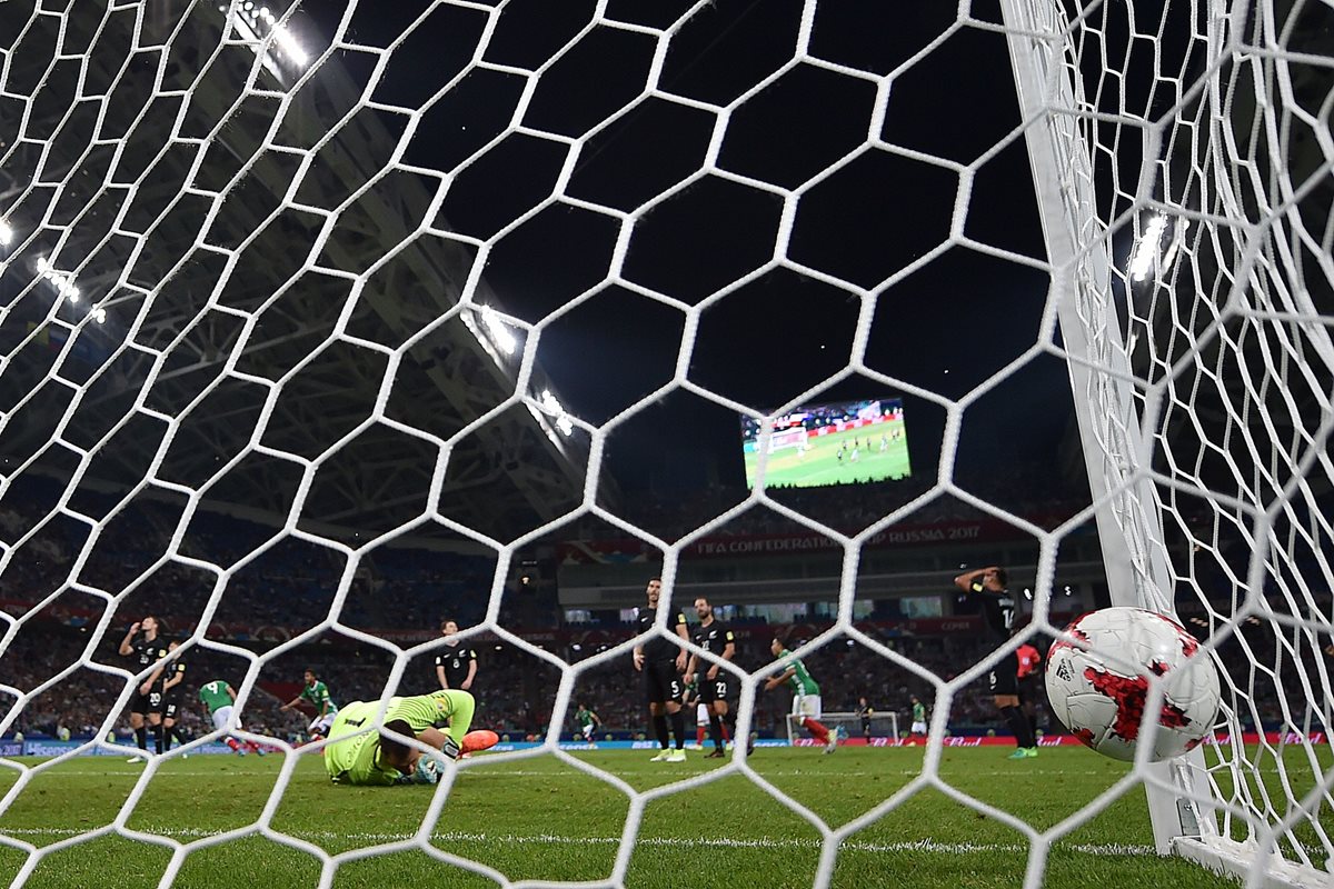 El portero Stefan Marinovic encaja un gol de México.