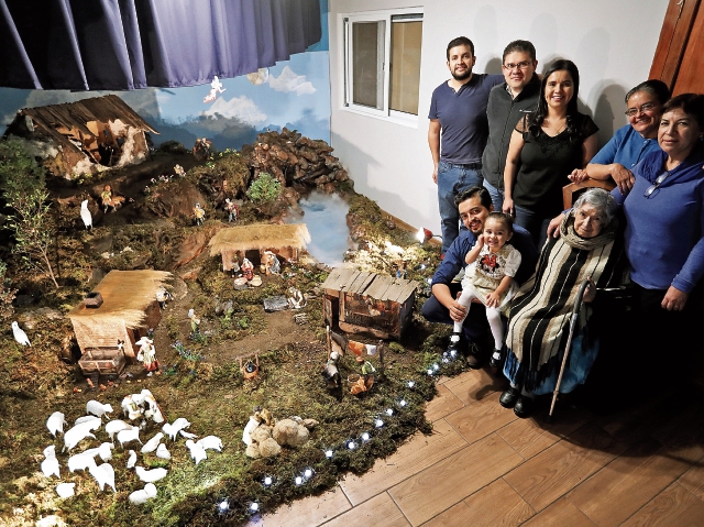 Junto al nacimiento ganador del concurso 2018 aparecen Wherner Mariano Pérez Soto, su mamá, su abuelita,  hermanos y sobrinos. (Foto, Prensa Libre: Esbin García).