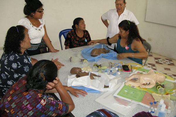 Comadronas  llevan  a cabo reuniones periódicas con la intención de  intercambiar conocimientos sobre su labor. (Foto Prensa Libre: Ángel  Julajuj)