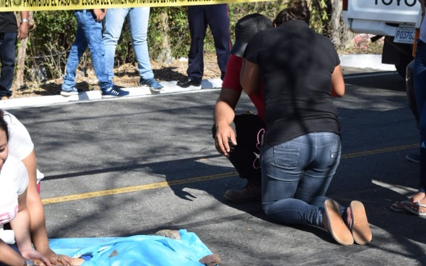 Familiares lamentan la muerte del niño, cuyo cadáver quedó sobre la ruta. (Foto Prensa Libre: Mario Morales)